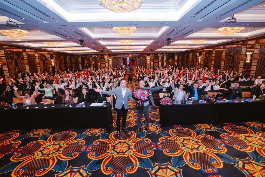 Amazon training event with hundreds of attendees